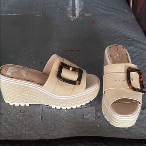 Sam Edelman Beige Platform Slide Sandals with Tortoiseshell Buckle
